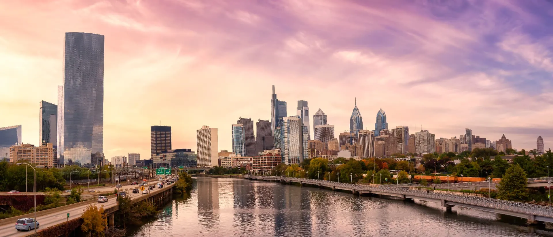 Skyline de Philadelphia ao entardecer, vista do rio Schuylkill