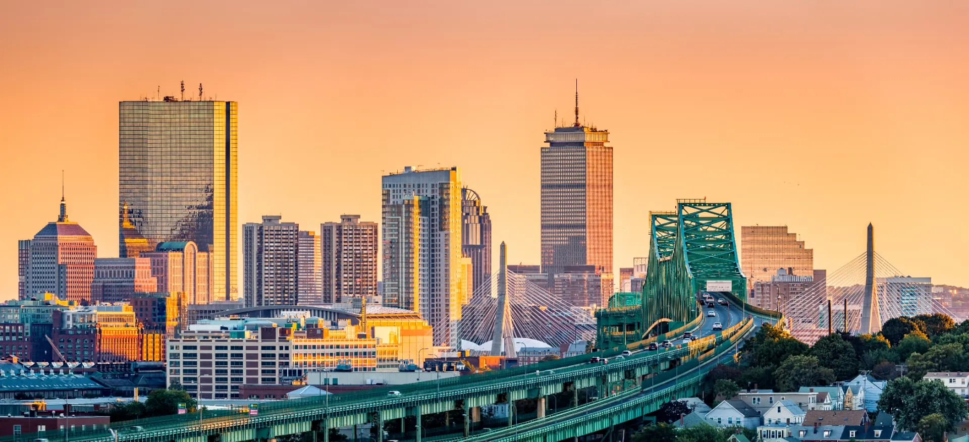 Skyline de Boston ao pôr do sol, com a ponte Tobin Bridge